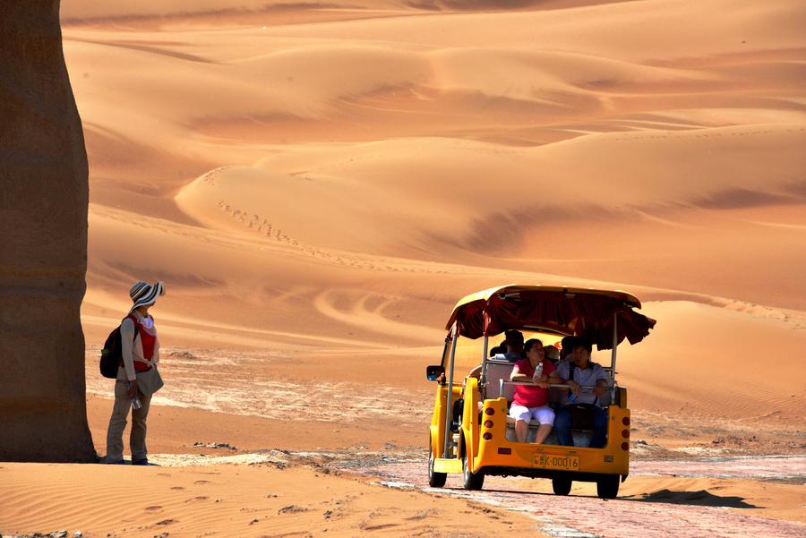 Desert tourism hot in early autumn