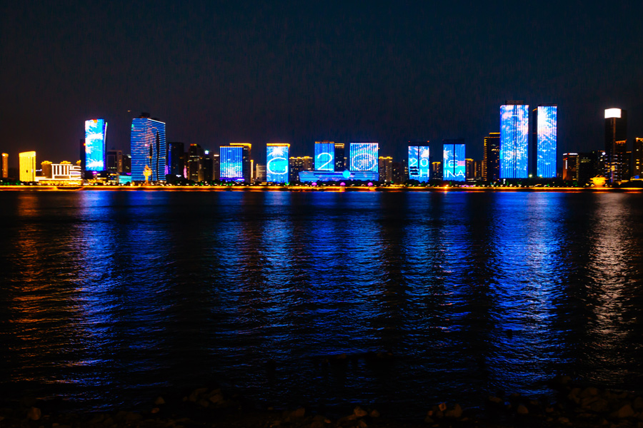 People enjoy night scenery in E China's Hangzhou