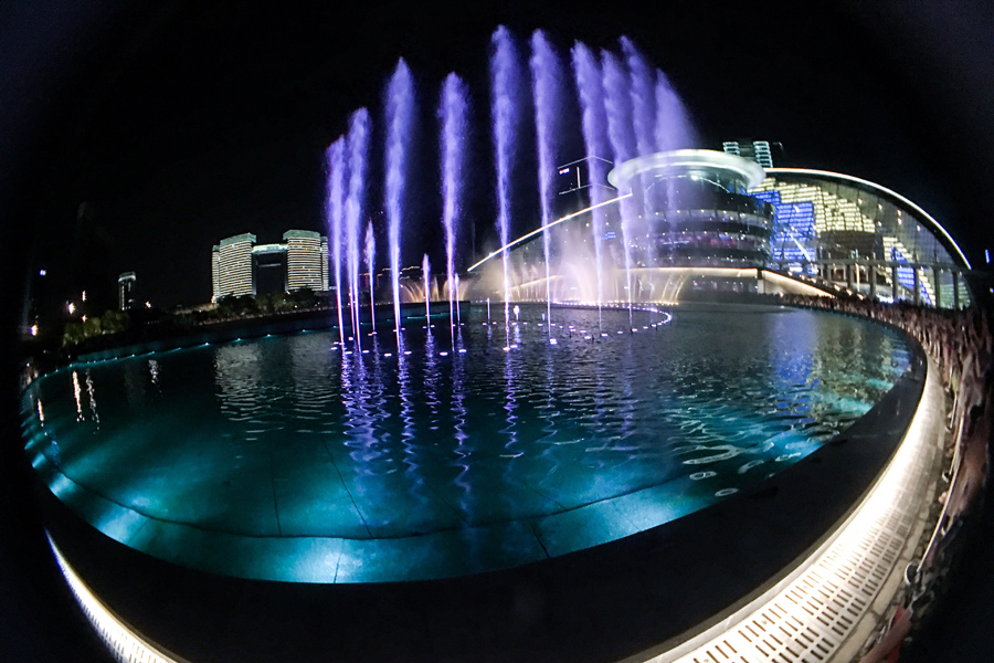 People enjoy night scenery in E China's Hangzhou