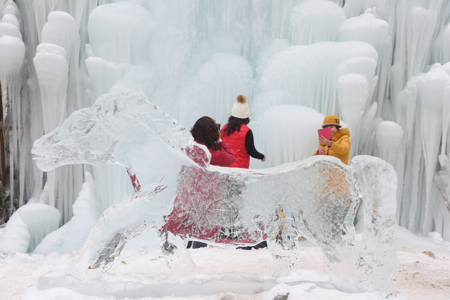 Ice cascade transforms Xinglong county into a dreamy, white world