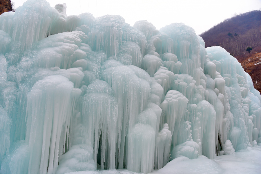 Ice cascade transforms Xinglong county into a dreamy, white world