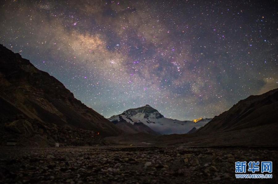 Views of charming Mount Qomolangma