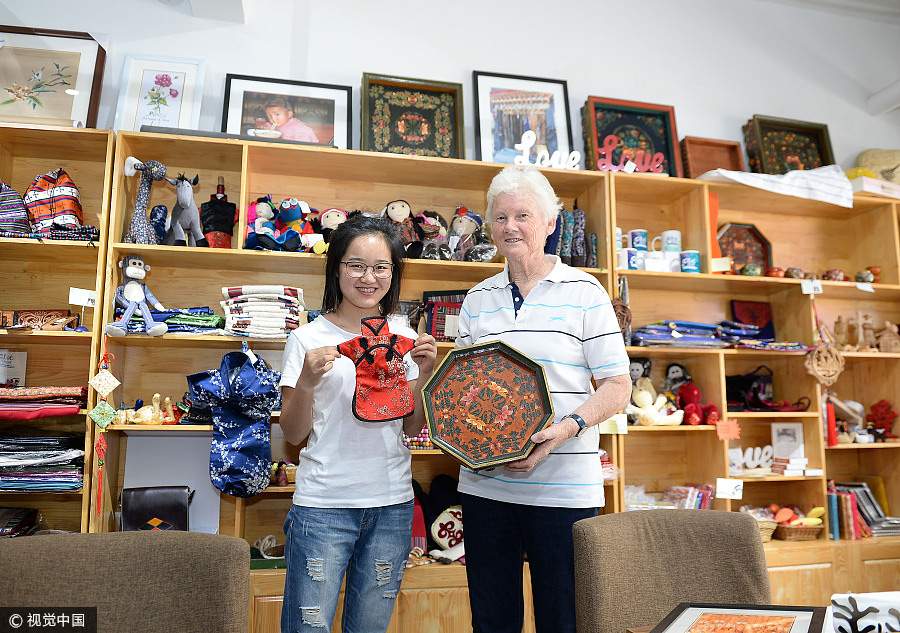 British grandma's fight against poverty in Chengdu