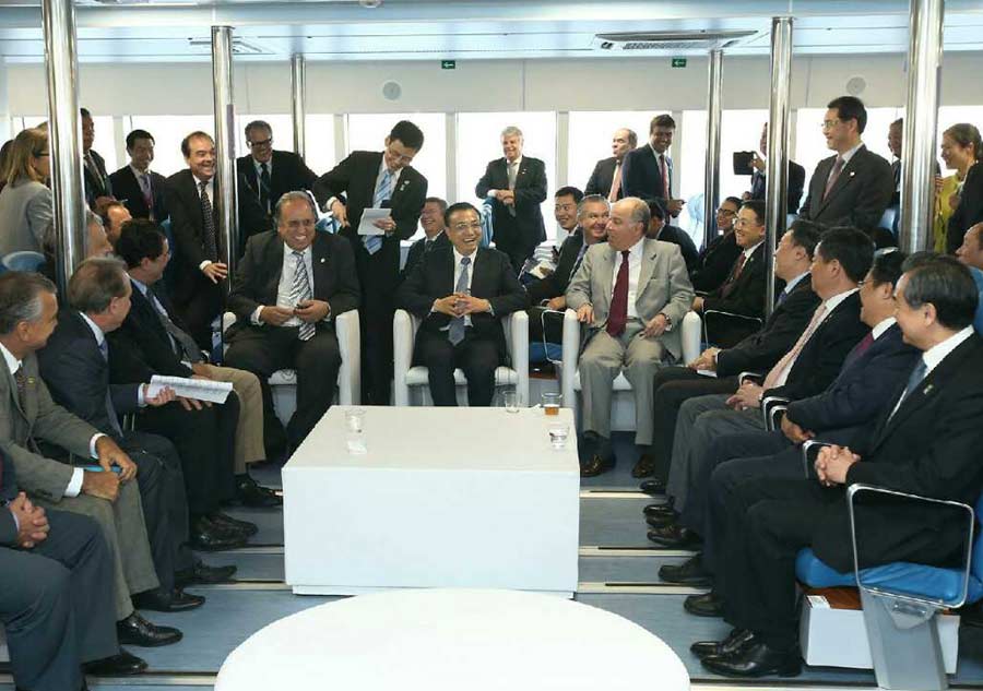 Premier Li meets entrepreneurs on China-made ferry in Rio de Janeiro