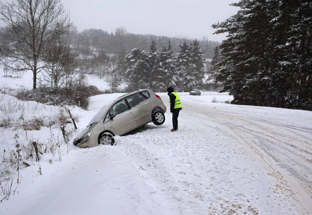 Heavy snow brings travel chaos in Europe