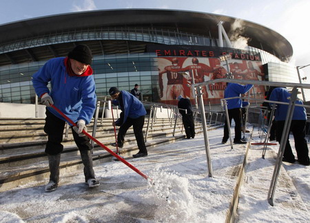 Heavy snow brings travel chaos in Europe