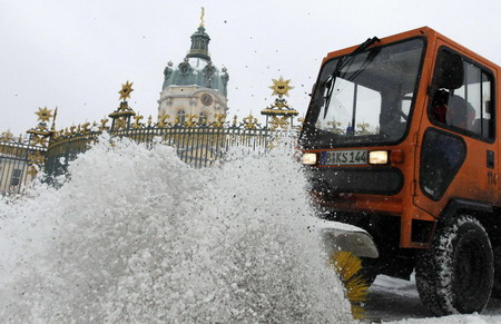 Heavy snow brings travel chaos in Europe