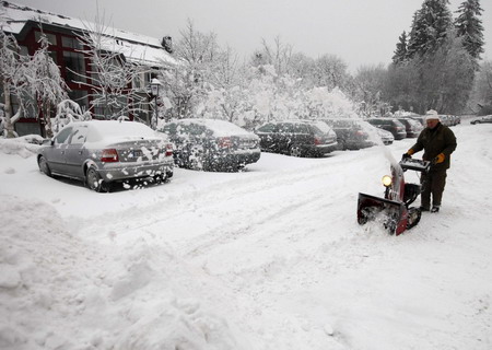 Heavy snow brings travel chaos in Europe