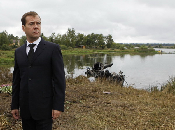 Medvedev demands improvement of air safety