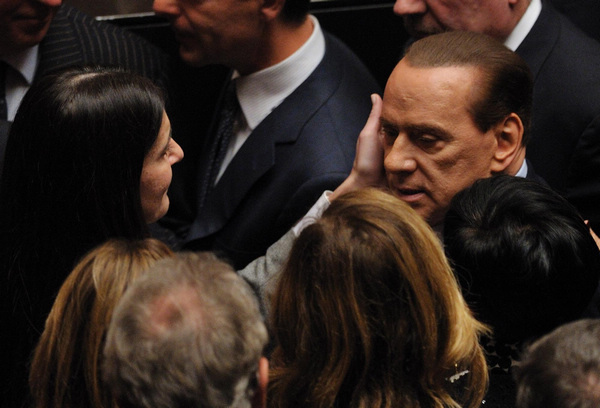 Berlusconi resigns, crowds in Rome celebrate