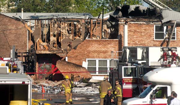 Navy jet crashes into Virginia apartments,9 hurt