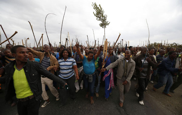 3,000 Marikana miners march to gain strike support