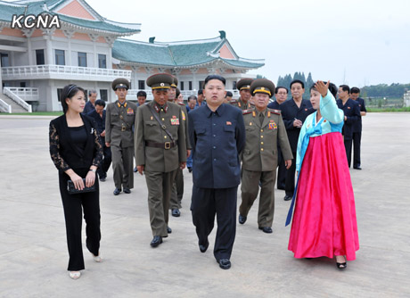 DPRK top leader, wife inspect Pyongyang Folk Park