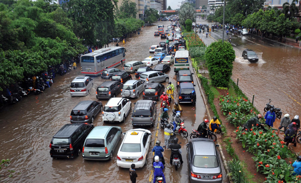 Indonesia's Jakarta paralyzed by flood