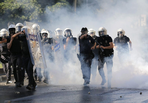 Protesters swarm Istanbul square after clashes