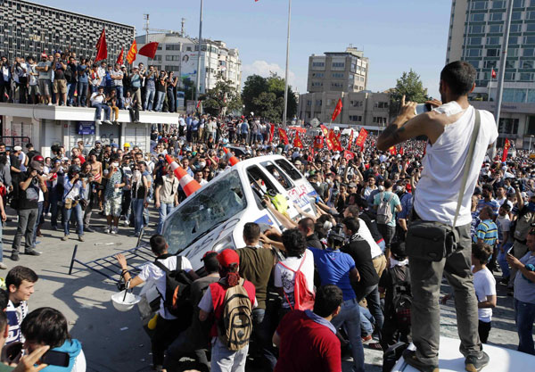 Protesters swarm Istanbul square after clashes