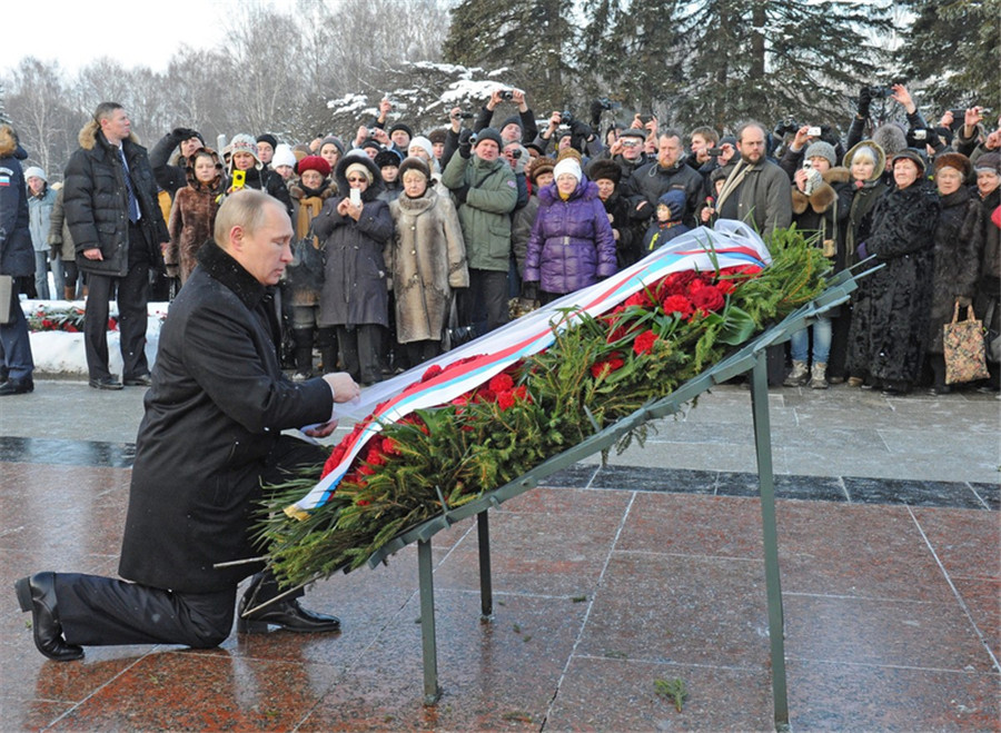 Putin pays tribute to Siege of Leningrad victims