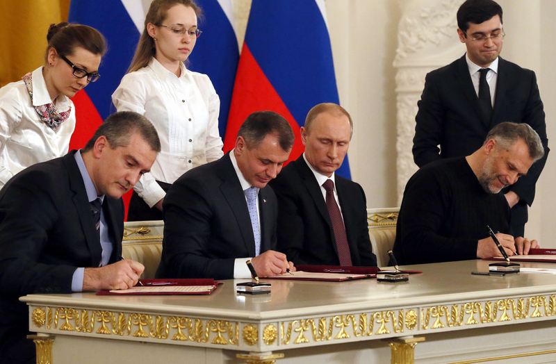 Putin signs treaty for Crimea to join Russia