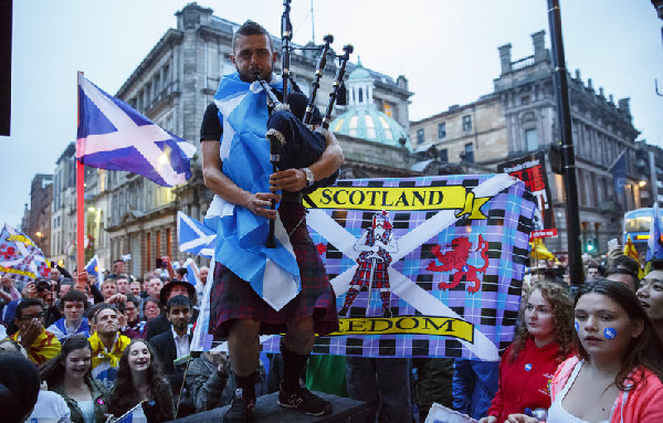 Scots vote in record numbers, await independence verdict