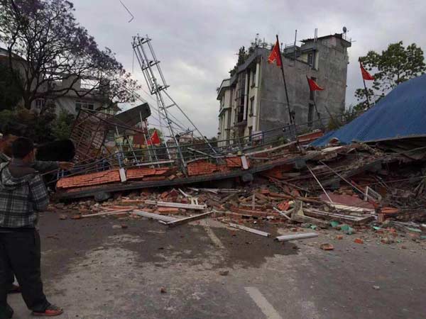 Chinese rescue team on way to Nepal as toll exceeds 1,000