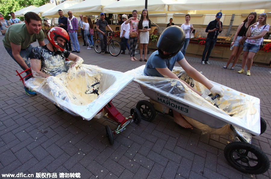 Russians battle it out in bathtub race