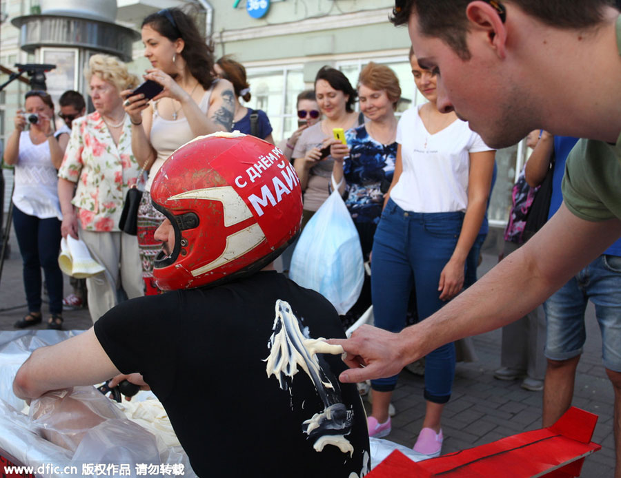 Russians battle it out in bathtub race