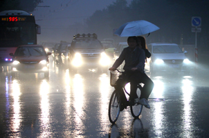 北京大霧籠罩，伴有小雨