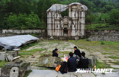 汶川地震一周年：游地震遺址