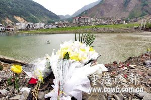 北川老縣城昨開城 數(shù)萬民眾祭奠遇難同胞(圖)