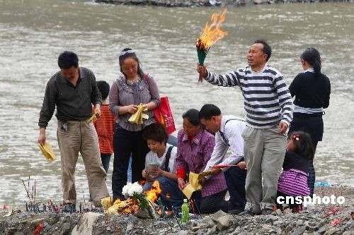 北川老縣城昨開(kāi)城 數(shù)萬(wàn)民眾祭奠遇難同胞(圖)