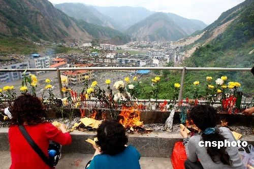 北川老縣城昨開(kāi)城 數(shù)萬(wàn)民眾祭奠遇難同胞(圖)