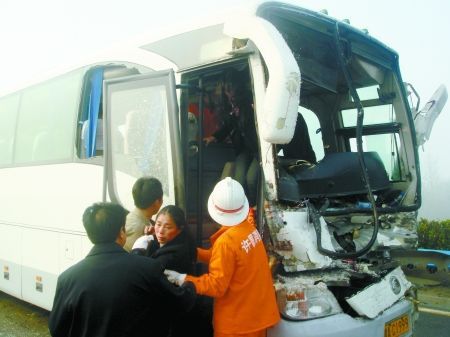 京港澳高速39輛車連環(huán)相撞 受損車輛堵路2公里