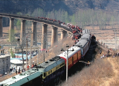 陜西韓城開往北京旅客列車6節(jié)車廂脫軌（組圖）