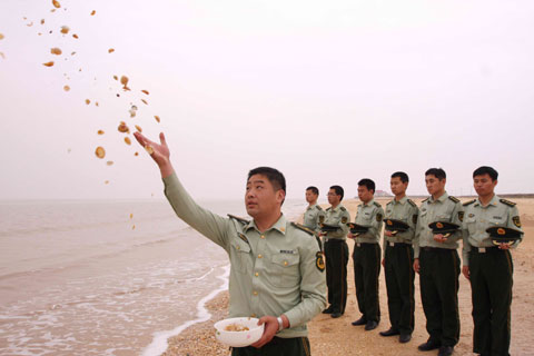 邊防戰(zhàn)士撒花祭奠汶川地震遇難同胞