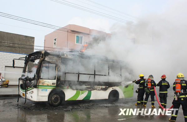 浙江舟山一公交車自燃 車上20多人安全撤離[圖]