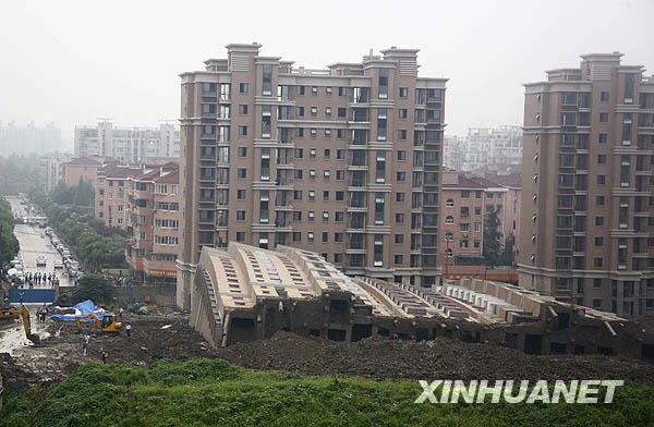 上海一在建商品樓發(fā)生倒塌事故[組圖]