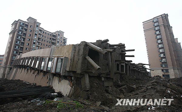 上海一在建商品樓發(fā)生倒塌事故[組圖]