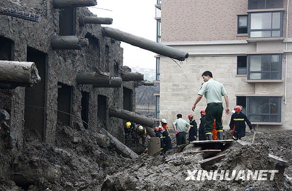 上海一在建商品樓發(fā)生倒塌事故[組圖]