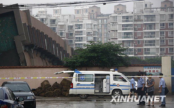 上海一在建商品樓發(fā)生倒塌事故[組圖]