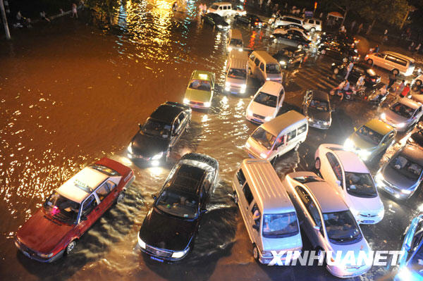 暴雨過后 街道成澤國[組圖]