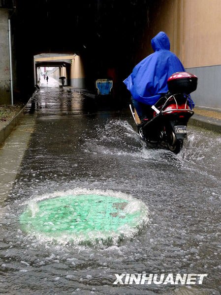 南方十省區(qū)遭遇今年入汛以來最大暴雨襲擊(組圖)