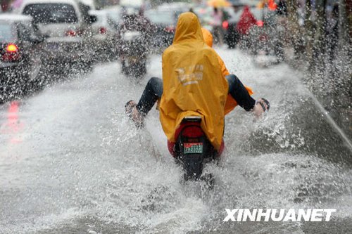 南方十省區(qū)遭遇今年入汛以來最大暴雨襲擊(組圖)