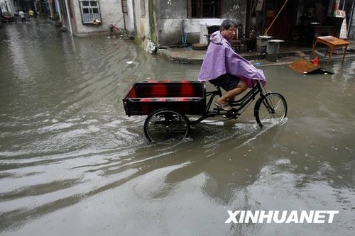 南方十省區(qū)遭遇今年入汛以來最大暴雨襲擊(組圖)