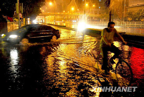 特大暴雨襲擊京城[組圖]