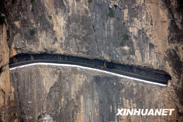 太行山“掛壁公路”[組圖]