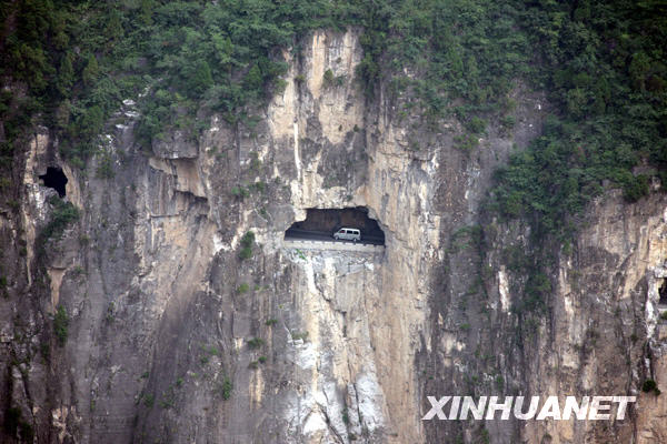 太行山“掛壁公路”[組圖]