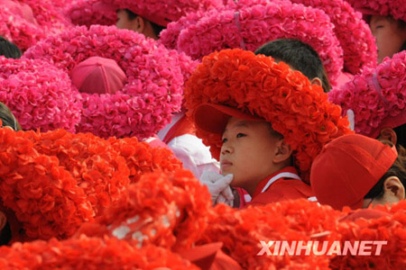 慶祝大會(huì)前等候的小演員