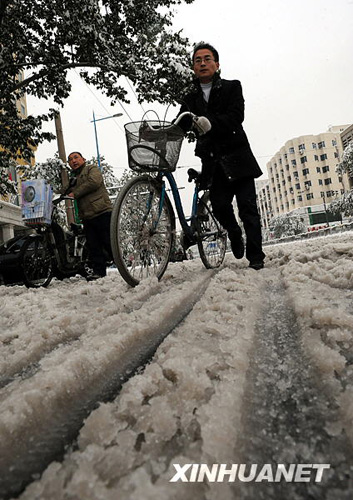 河南鄭州：雪天路難行